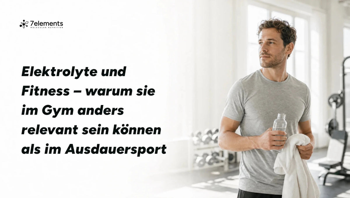 Mann im hellen Fitnessstudio mit Handtuch und Trinkflasche – Elektrolyte und Fitness
