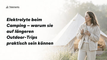 Frau mit Tasse vor einem Zelt am Morgen – Elektrolyte beim Camping