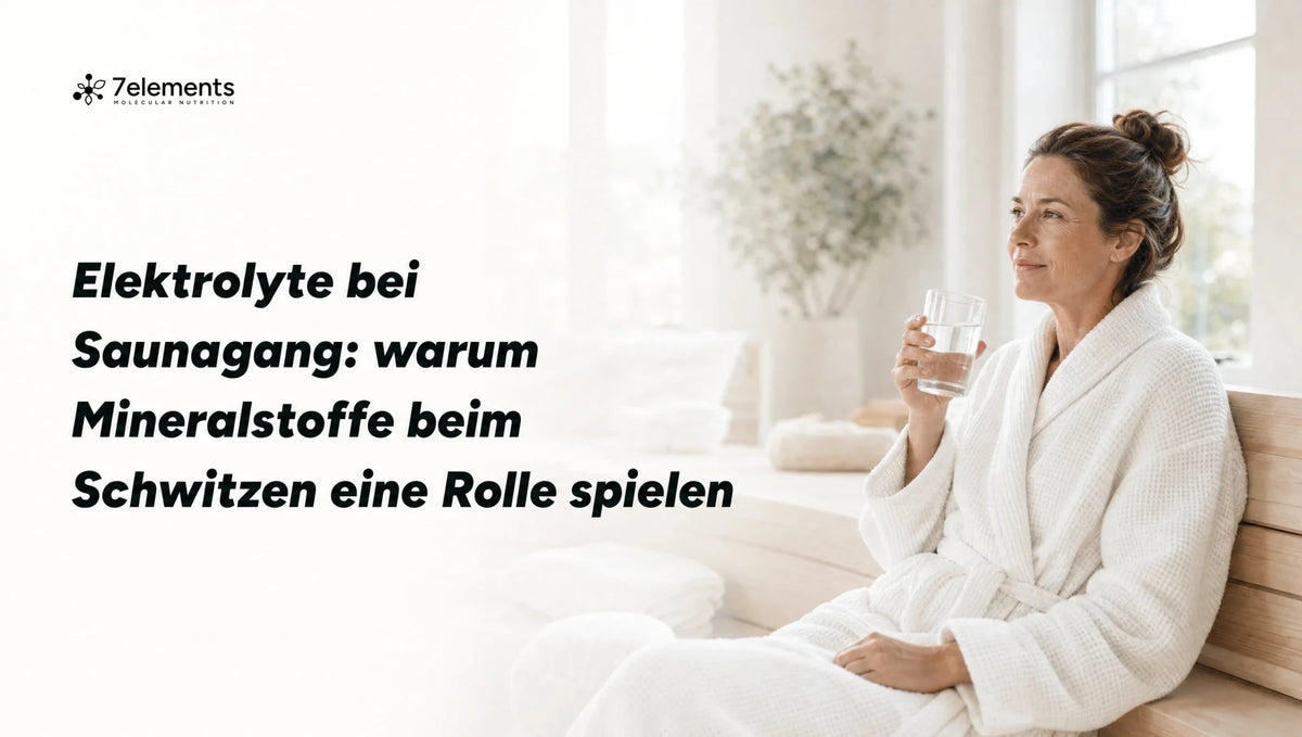 Frau im Bademantel mit Wasserglas nach dem Saunagang – Elektrolyte bei Saunagang