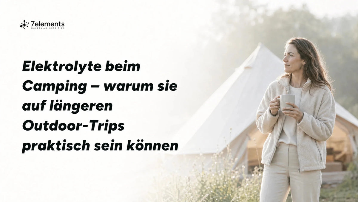 Frau mit Tasse vor einem Zelt am Morgen – Elektrolyte beim Camping