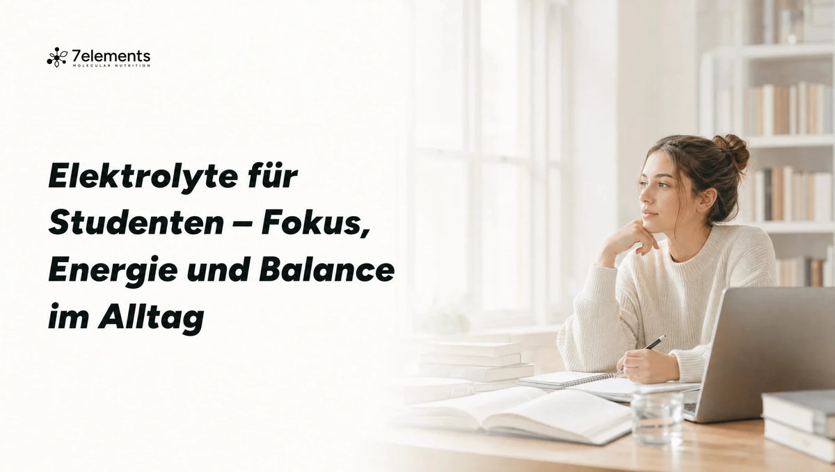 Studentin am Schreibtisch in der Bibliothek mit einem Glas Wasser – Elektrolyte für Studenten