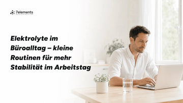 Mann arbeitet am Schreibtisch mit einem Glas Wasser – Elektrolyte im Büroalltag