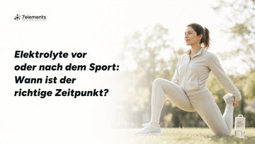 Frau dehnt sich nach dem Training im Park – Elektrolyte vor oder nach dem Sport